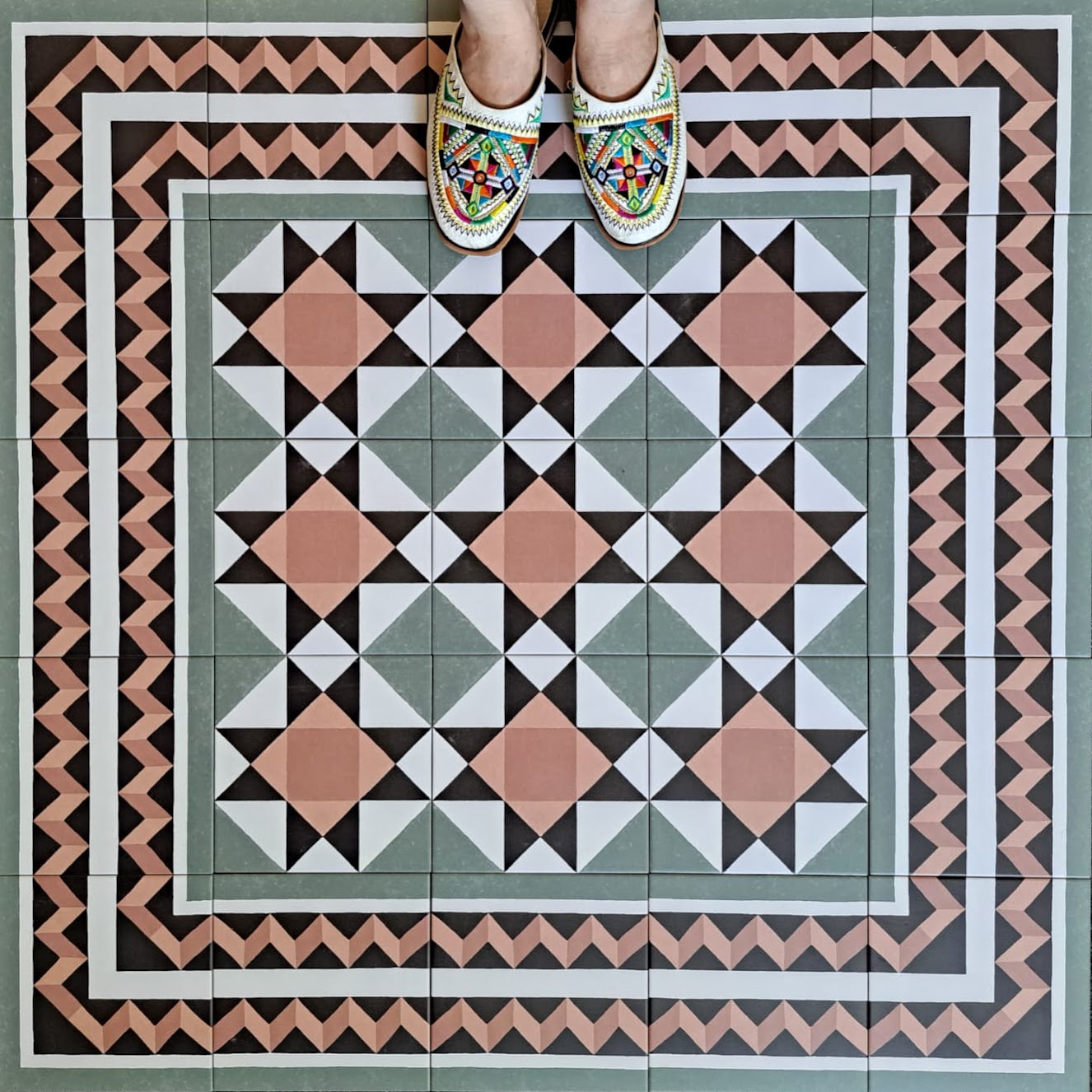 Farnham Manor Corner Victorian Tiles 20cm x 20cm