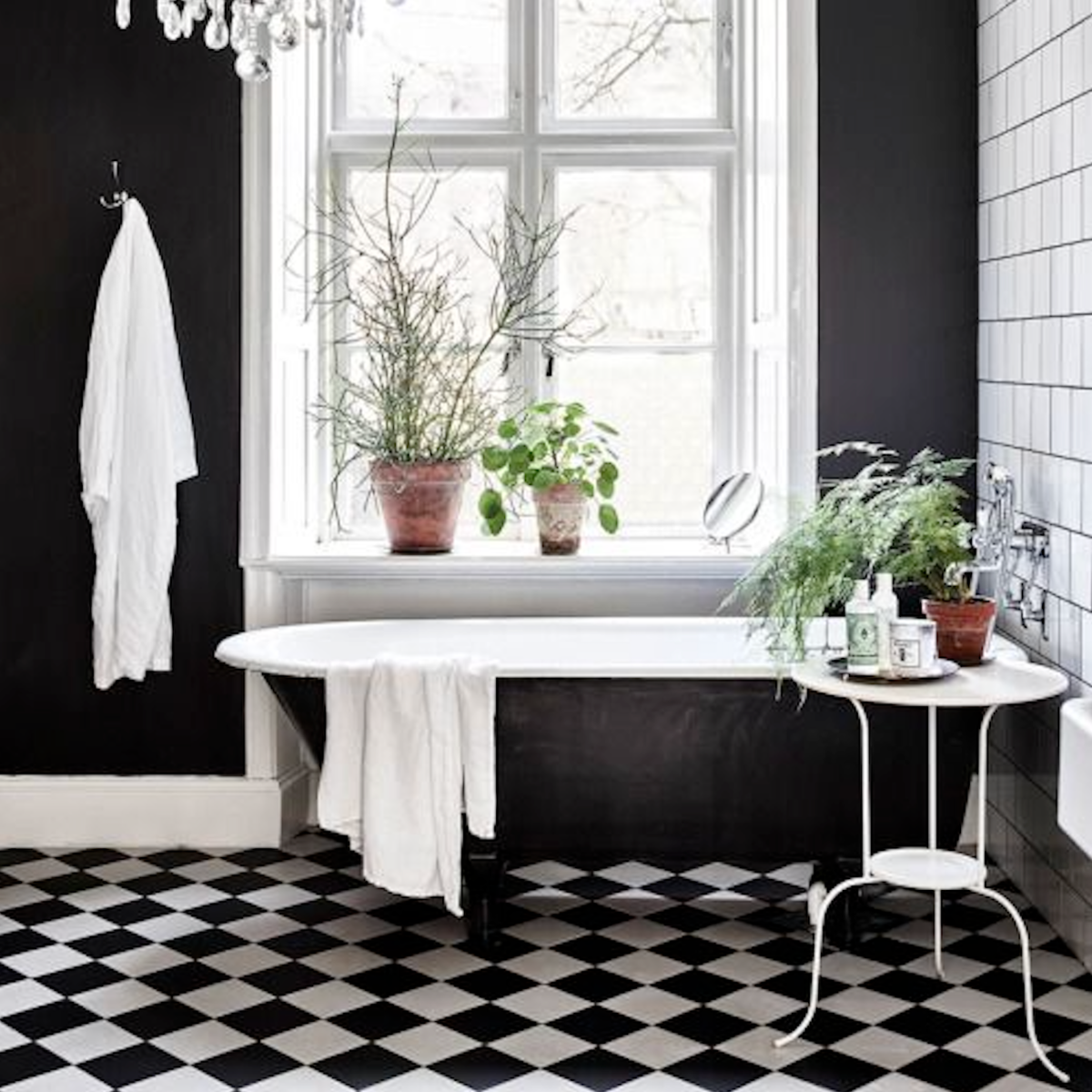 Manor Mini Victorian Black Base Tile 15cm x 15cm
